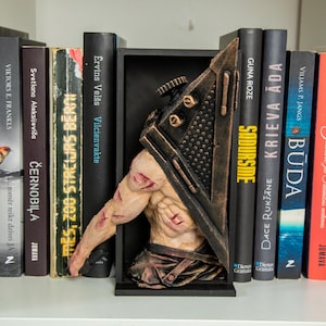Pyramid Head Bookend Book Nook Silent Hill Inspired, Hand-Painted Detailed Horror Prop, Unique Desk Decor Gift for Gamers and Collectors