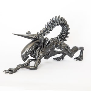 Aliens movie Inspired Alien gift Model - Sci Fi Xenomorph Figurine - 3D Printed Sculpture - Science Fiction Collectible