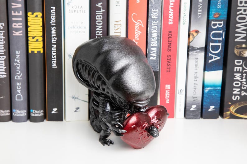 Romantic, Stylized Xenomorph With Red Heart Statue - Unique Sci-fi Gift ...