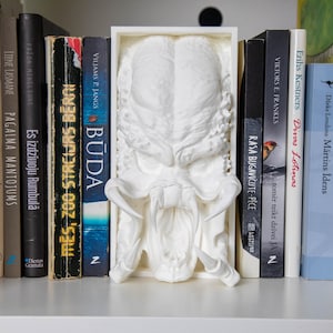 Predator, Jungle Hunter, Yautja Bio-Mask Bookend - Book Nook & Wall Mount - Unique Movie Gift