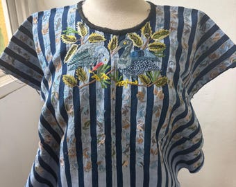 Huipil Santiago vintage bordado a mano: motivo de pájaro, circa 1990, mediano