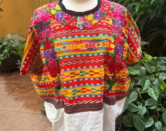 Vintage huipil uit Xela, prachtig handgeweven op een weefgetouw met rugband, geometrische patronen gecombineerd met handgeborduurde Randa medium-large.
