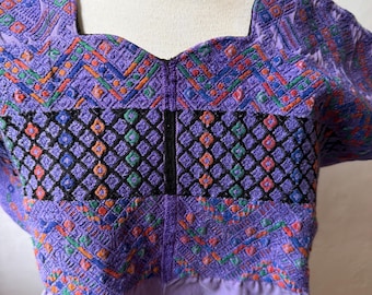 Huipil aus Nahuala, Guatemala in wunderschönem Violett mit Farbverlauf an den traditionellen Nahuala Maya Ethno-Stil