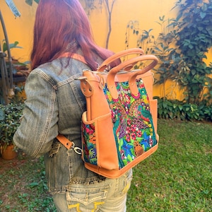 CDB mediano, hermoso huipil de cuero color canela y exótico con vegetación tropical; correas para mochila removibles ~hermosa pieza