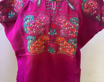 Huipil vintage di Chichicastenango, con motivo di scoiattoli, un pezzo bellissimo.