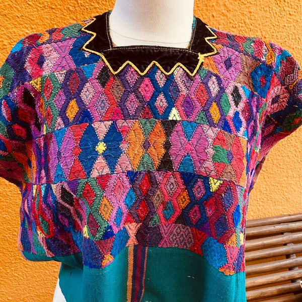 Boho chic huipil från San Pedro, handvävd på en ryggvävstol, fantastisk, extra liten.