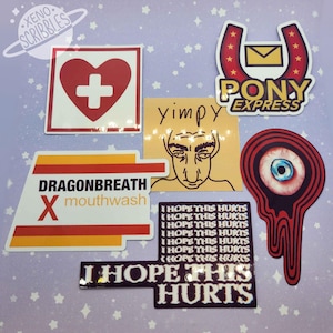 Peut inclure: Une collection d'autocollants colorés présentant divers motifs, notamment un cœur avec un signe plus, un visage de dessin animé avec un gros nez, un œil qui coule, un fer à cheval avec une enveloppe et un motif à rayures rouges et jaunes avec le texte "Dragonbreath X mouthwash".