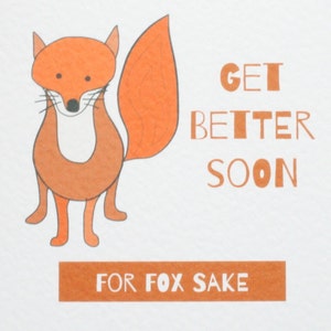 Pode incluir: Um cart&atilde;o de melhoras com uma raposa de desenho animado em tons de laranja e castanho. O texto "GET BETTER SOON" est&aacute; acima de uma faixa que diz "FOR FOX SAKE". O cart&atilde;o tem um fundo branco. Um cart&atilde;o de felicita&ccedil;&otilde;es humor&iacute;stico.