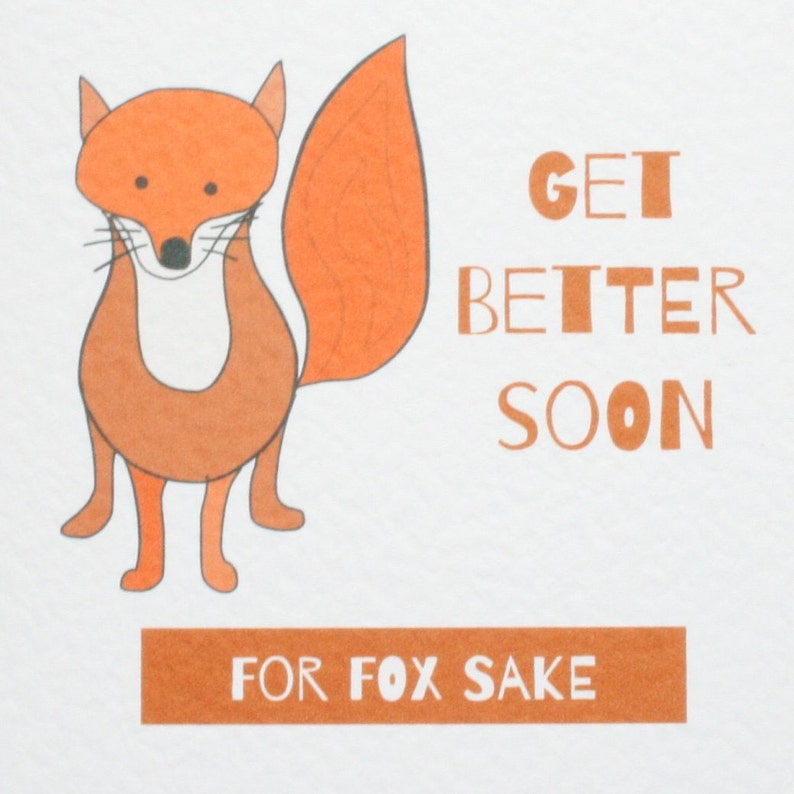 Pode incluir: Um cart&atilde;o de melhoras com uma raposa de desenho animado em tons de laranja e castanho. O texto "GET BETTER SOON" est&aacute; acima de uma faixa que diz "FOR FOX SAKE". O cart&atilde;o tem um fundo branco. Um cart&atilde;o de felicita&ccedil;&otilde;es humor&iacute;stico.