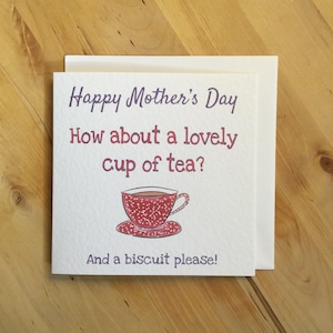 Divertente biglietto di auguri per la festa della mamma con tazza di tè,