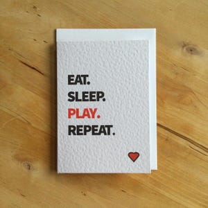 Jugar a las cartas. Comer. Dormir. Jugar. Repetir cartas. Me encanta jugar a las cartas. Carta de afición. Carta de videojuegos.