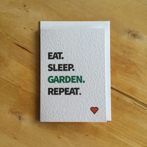 Cartão de jardinagem. Coma. Durma. Jardine. Repita. Cartão para quem ama jardinagem.