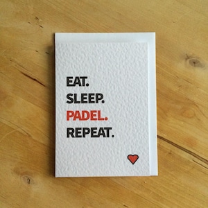 Tarjeta de pádel. Comer. Dormir. Pádel. Repetir.