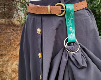 Clip para falda de cuero verde azulado bosque / Diseño de hoja de lámina plateada / Detalle de cinturón para festivales estilo cottagecore