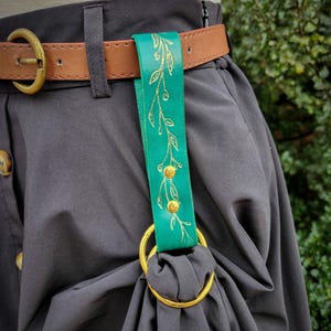 Leather skirt hike, Skirt lifter
