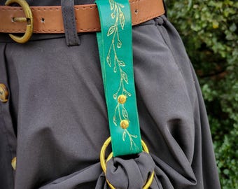 Falda de cuero verde azulado bosque, accesorio para senderismo / Trabilla para cinturón con diseño de hoja en relieve