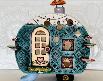 Lanterna portacandele in ceramica fatta a mano a forma di roulotte – Decorazione boho stravagante – Portacandele smaltato colorato con lucine, finestre e porta