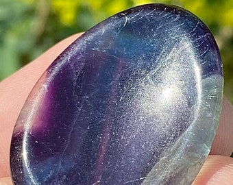 Fluorite thumb stone - power healing crystal - positive thinking - aura cleansing