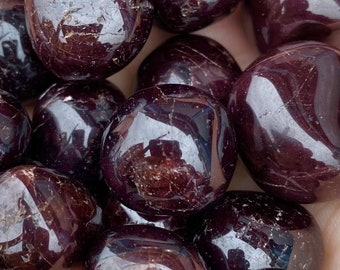 Garnet tumble stone - Psychic protection & grounding