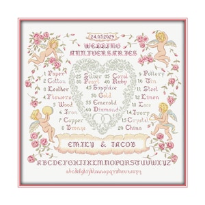 Puede incluir: Un letrero de madera hecho a mano con la palabra "Welcome" en una fuente juguetona. El letrero presenta un fondo blanco desgastado y un borde marrón oscuro, ideal para una puerta principal. El letrero mide aproximadamente 30 cm de ancho y 15 cm de alto.