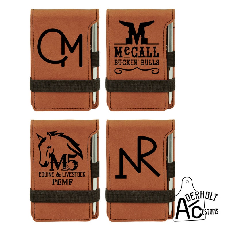 Puede incluir: Cuatro blocs de notas de imitaci&oacute;n de cuero marr&oacute;n con un portaplumas y una banda el&aacute;stica negra. Cada bloc de notas tiene un dise&ntilde;o diferente: un monograma "QM", un logotipo con el texto "McCall Buckin' Bulls", una cabeza de caballo con el texto "M5 Equine & Livestock PEMF", y un monograma "NR".