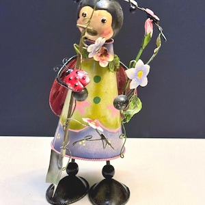 Figura vintage de metal con cuerpo de burbuja de Lady Bug, 10 1/2" de alto
