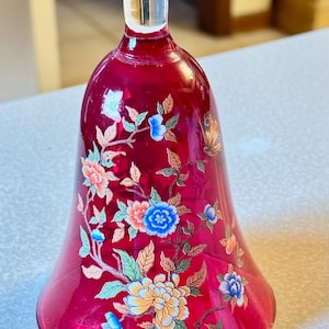 Campana vintage de cristal de Murano rojo rubí. Mariposas pintadas a mano entre un campo floral.