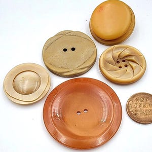 Vintage Plastic buttons, Shades of Beige tan and rust, Large Buttons, 1950-1960, Buttons, Lot of 5, varied sizes