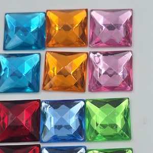 Quadrat Strassstein, 20 mm quadratische Verzierung, Vintage Acryl, facettierte Strasssteine erhaben, flache Rückseite mit Folie, rot, blau, pink, 6 Stk