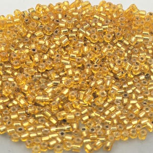 Op de afbeelding: Een witte keramische mok met een zwart handvat en de tekst "But First, Coffee" in een vetgedrukte, zwarte letter. De mok staat tegen een vage achtergrond, wat het strakke ontwerp benadrukt.