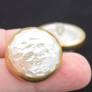Vintage knop, witte barokke parelknop, messing ring, midden jaren 1900, nepparel in gouden ring, grote knop, parelknop
