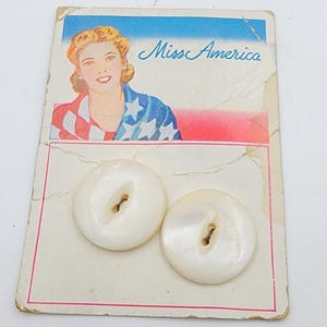 Vintage Buttons, 2 mother of pearl buttons, With Card, Miss America, 23mm Buttons from the 40&#39;s, 1 card with 2 buttons