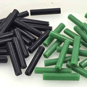 Cuentas de vidrio alargadas de 18 mm, verdes o negras, vidrio opaco, cuentas de vidrio checo vintage, cuentas alargadas, cuentas de vidrio para coser, cuentas tubulares, colores surtidos, 20 gramos