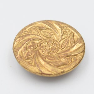 1 Vintage Button, Antique Gold finish metal, Victorian pattern, Flower swirl, Mid to early 19th Century, Round, 1930-1940s button, 23mm