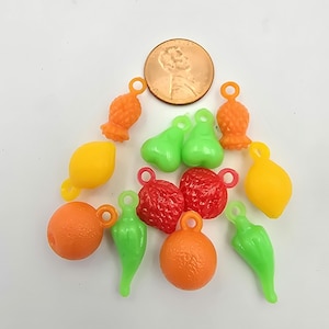 野菜と果物のチャーム、レモン、リンゴ、ピーマン、オレンジ、ナシ、イチゴ、両面アクリル、長さ 20 mm、12 個