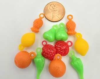 Adornos de frutas y verduras: limones, manzanas, pimientos, naranjas, peras y fresas. Acrílico de doble cara, 20 mm de largo, 12 unidades.