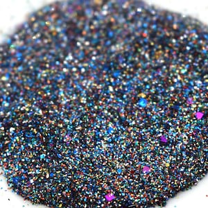 Op de afbeelding: Een close-up van een stapel iriserende glitter met een mix van blauwe, groene, rode en gouden kleuren.