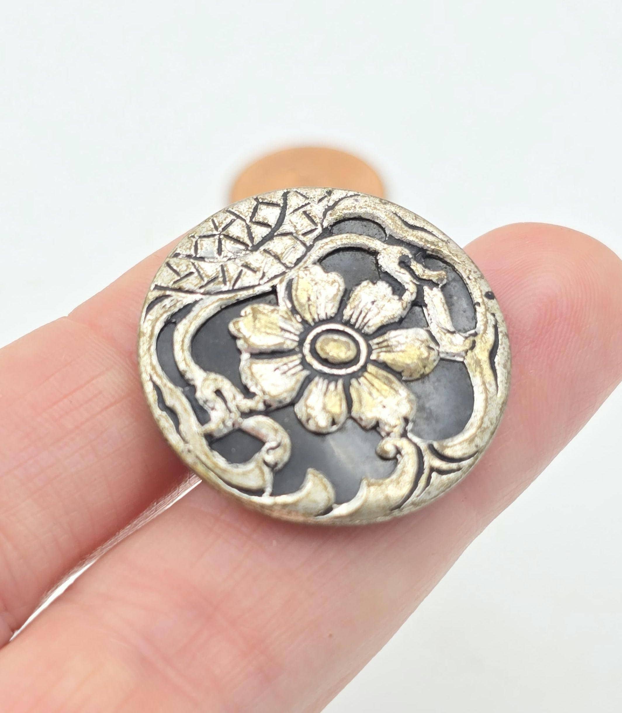 アンティーク エナメル ボタン、シルバーとブラック、フラワー ボタン