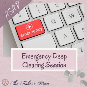 Op de afbeelding: Een close-up van een computertoetsenbord met een rode "noodgeval"-toets met een wit kruissymbool. De afbeelding bevat ook de tekst "Emergency Deep Clearing Session" en "The Tinker's Moon", met "ASAP" zichtbaar.