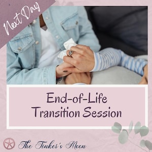 Op de afbeelding: Afbeelding met de tekst "Next Day" en "End-of-Life Transition Session". De afbeelding toont twee handen die elkaar vasthouden, een met een ring. Het logo van The Tinker's Moon staat onderaan.