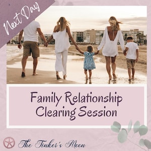 Op de afbeelding: Een gezin wandelt langs een strand, hand in hand. De afbeelding toont een stel, een kind in een blauwe jurk en een ander kind in een kaki korte broek en een wit shirt. Tekst op de afbeelding luidt "Next Day" en "Family Relationship Clearing Session."
