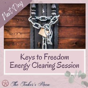 Op de afbeelding: Een houten deur is beveiligd met een zilveren ketting en hangslot. De tekst "Keys to Freedom Energy Clearing Session" wordt weergegeven op een roze banner. De woorden "Next Day" staan in de linkerbovenhoek.