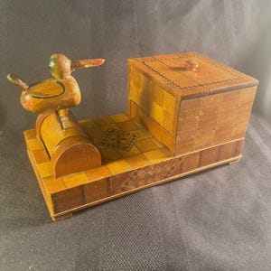 Vintage houten sigarettendispenser met vogelbeeldje