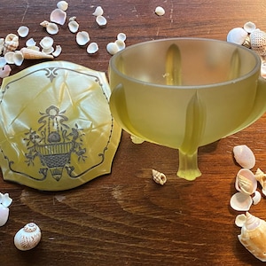 Glass powder dish