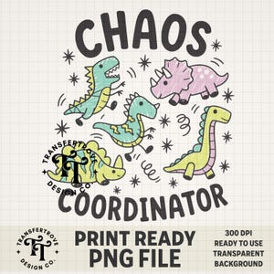 Peut inclure: Un design graphique numérique présentant le texte CHAOS COORDINATOR en lettres noires grasses. Quatre dinosaures colorés au style dessiné à la main, dans des tons de vert, rose et jaune, sont disposés au centre, entourés de petites étoiles et spirales noires.