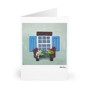 Könnte beinhalten: Ein Gemälde, das ein Fenster mit blauen Fensterläden und einem Blumenkasten voller bunter Blumen zeigt. Das Fenster ist vor einer hellgrünen Wand platziert.