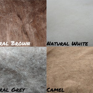 Puede incluir: Cuatro muestras de fibra de lana en diferentes colores naturales: marr&oacute;n natural, blanco natural, gris natural y camel.