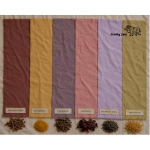 Puede incluir: Seis tiras verticales de tela te&ntilde;idas en tonos rojo oscuro, amarillo, morado, rosa, morado claro y verde oliva. Cada tira tiene una etiqueta que identifica la fuente de tinte natural: Madder Root, Turmeric, Logwood, Hibiscus, Alkernet Root y Marigold.