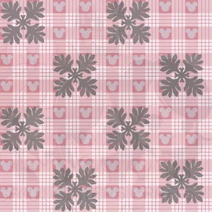 Op de afbeelding: Een herhalend patroon met grijze bloemmotieven en Mickey Mouse-silhouetten op een roze en witte geruite achtergrond. Het ontwerp heeft een zachte, aquarelachtige uitstraling, waardoor een grillige en speelse esthetiek ontstaat.