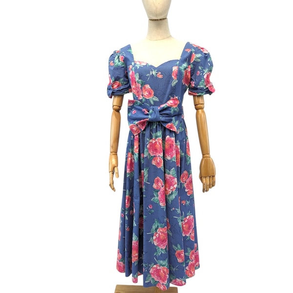 Vestido Laura Ashley de los años 80 con escote en forma de corazón y cintura de 27"